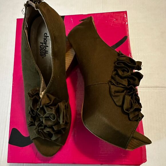 Unbranded Olive Green Peep Toe Heels with Ruffle Detail, Size 9 Women's - Picture 2 of 6